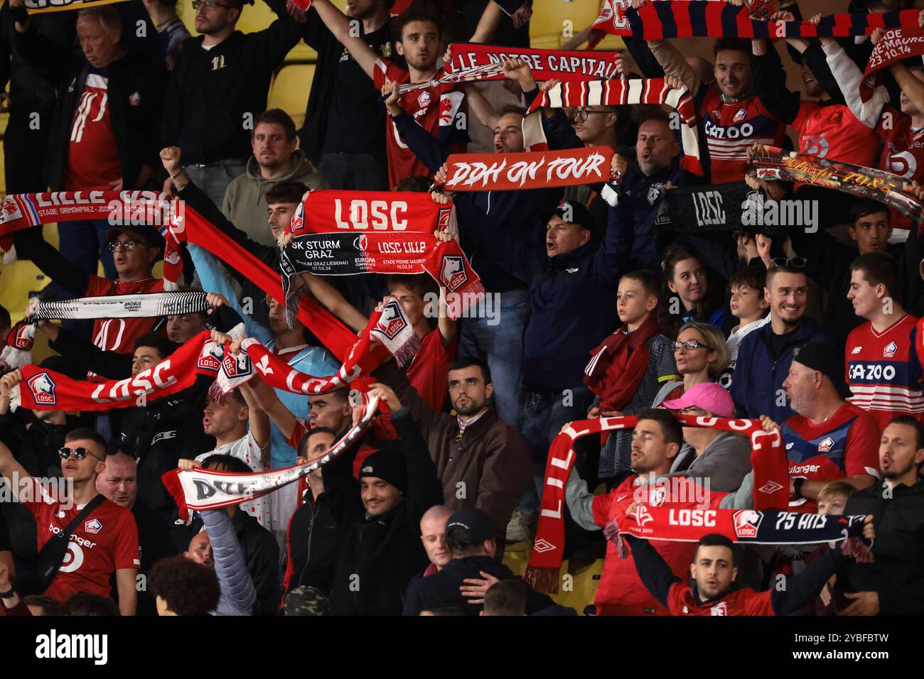Monaco, Monaco. 18 ottobre 2024. I tifosi del LOSC Lille fanno il tifo per la loro squadra durante la partita di Ligue 1 allo Stade Louis II, Monaco. Il credito per immagini dovrebbe essere: Jonathan Moscrop/Sportimage Credit: Sportimage Ltd/Alamy Live News Foto Stock