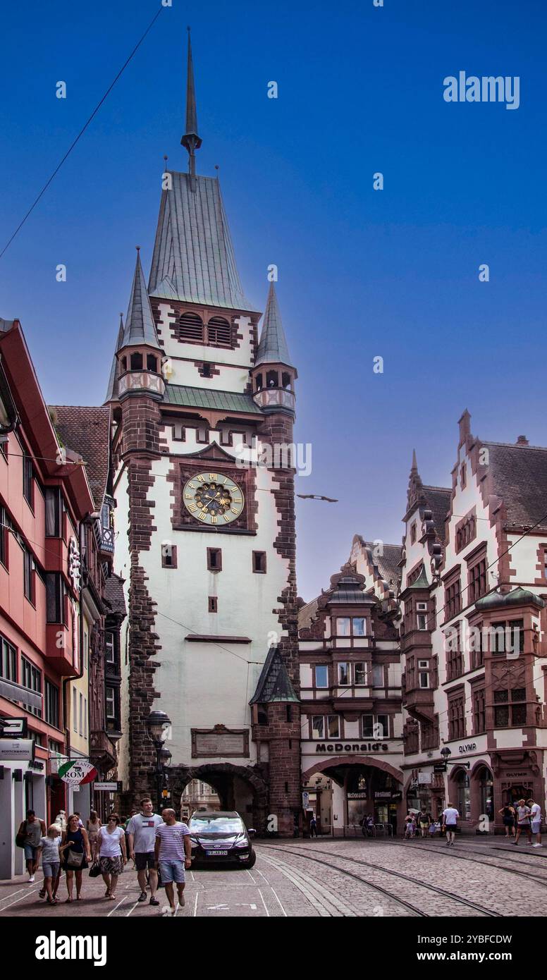 L'opera d'arte cattura una storica torre dell'orologio, a Friburgo, in Germania, il Martinstor o la porta Martins. Foto Stock