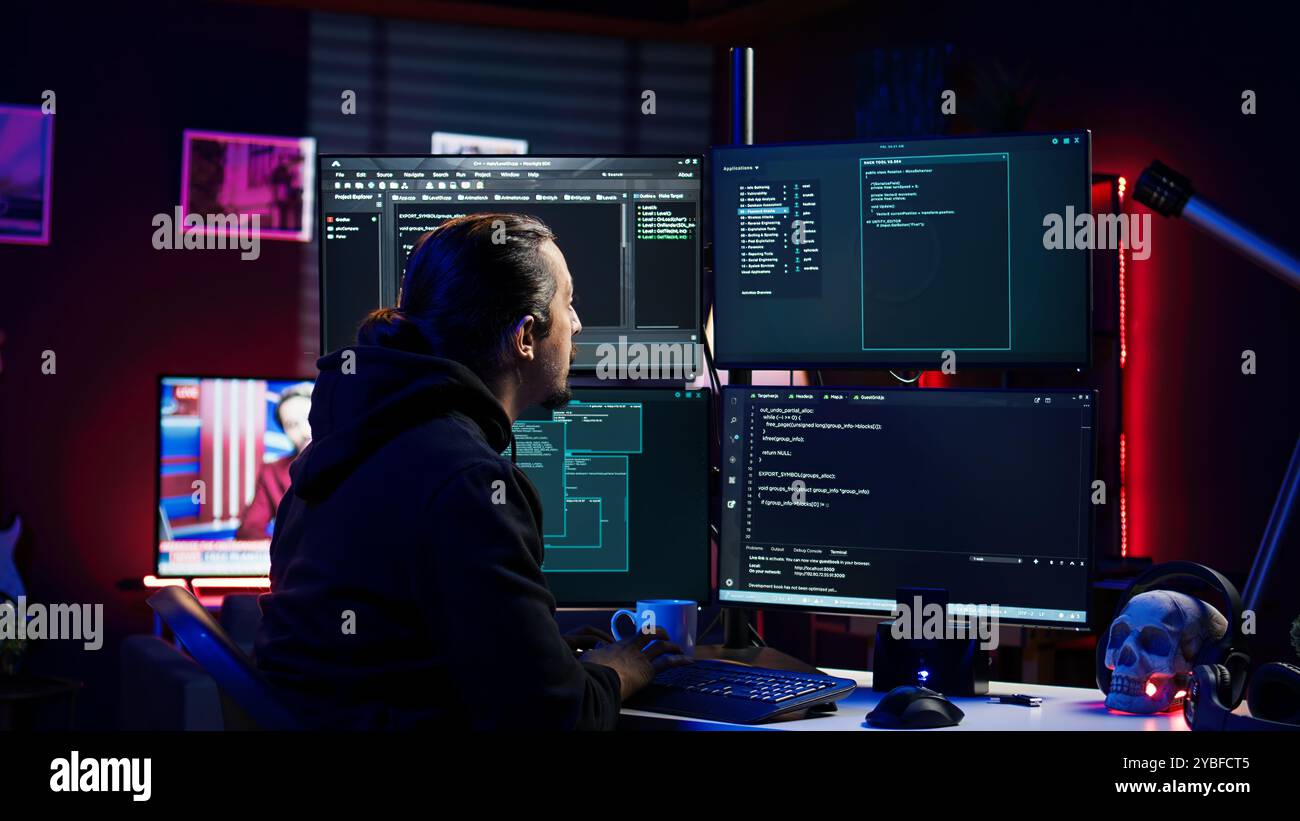 Hacker in nascondiglio segreto digitando sulla tastiera, cercando di nascondere l'attività online dopo aver rubato dati. Truffatore che attacca i computer delle vittime utilizzando malware mentre cerca di evitare di essere rilevato, telecamera B. Foto Stock