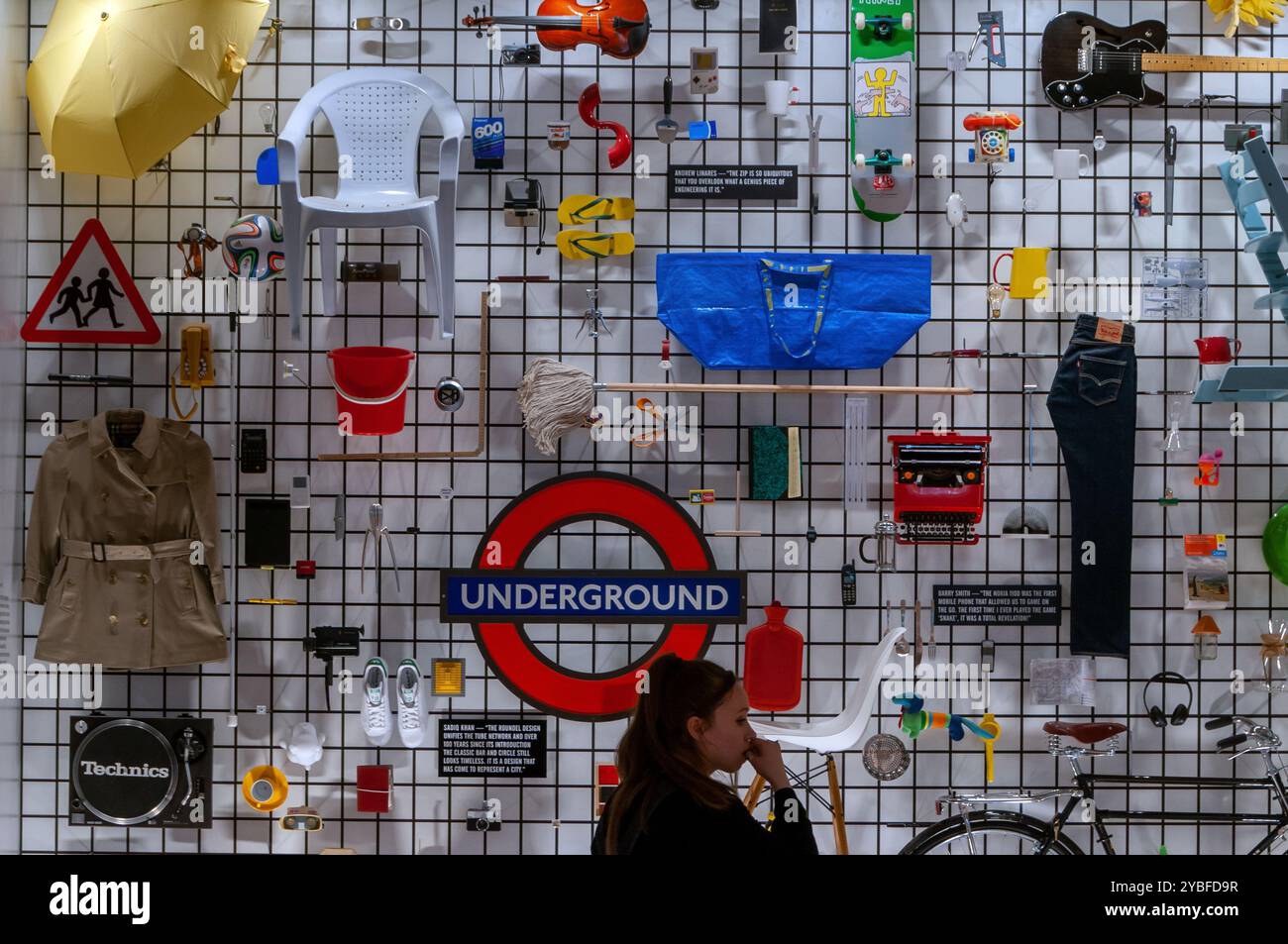 Ragazza al Design Museum. Londra, Inghilterra, Gran Bretagna, Regno Unito Foto Stock