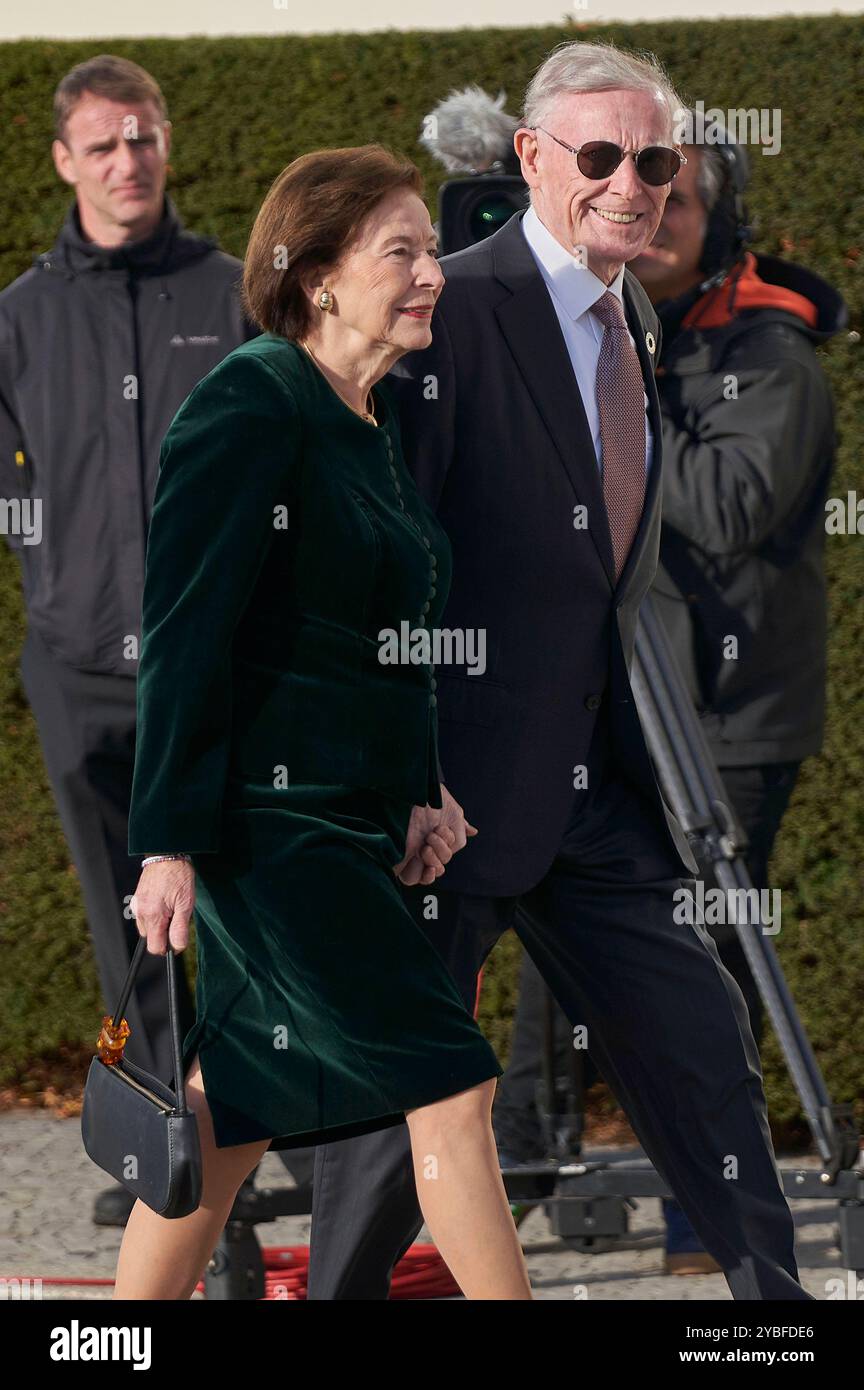 Horst Köhler mit Ehefrau Eva Luise Köhler beim Empfang des amerikanischen Präsidenten mit militärischen Ehren und zum gemeinsamen Gespräch im Schloss Bellevue. Berlino, 18.10.2024 *** Horst Köhler con la moglie Eva Luise Köhler alla reception del presidente americano con onori militari e per una discussione congiunta al Bellevue Palace di Berlino, 18 10 2024 foto:Xu.xStammx/xFuturexImagex biden bellevue 4042 Foto Stock