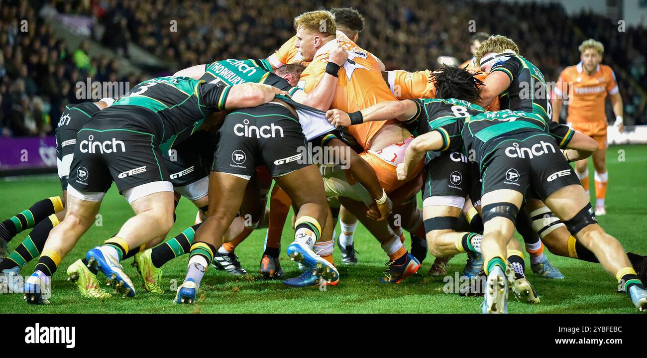 Northampton, Regno Unito. 18 ottobre 2024. SALE SHARKS Dan du Preez in azione durante il Gallagher Premiership Rugby match tra Northampton Saints e sale Sharks al cinch Stadium Franklin's Gardens. Northampton Regno Unito. Crediti: PATRICK ANTHONISZ/Alamy Live News Foto Stock