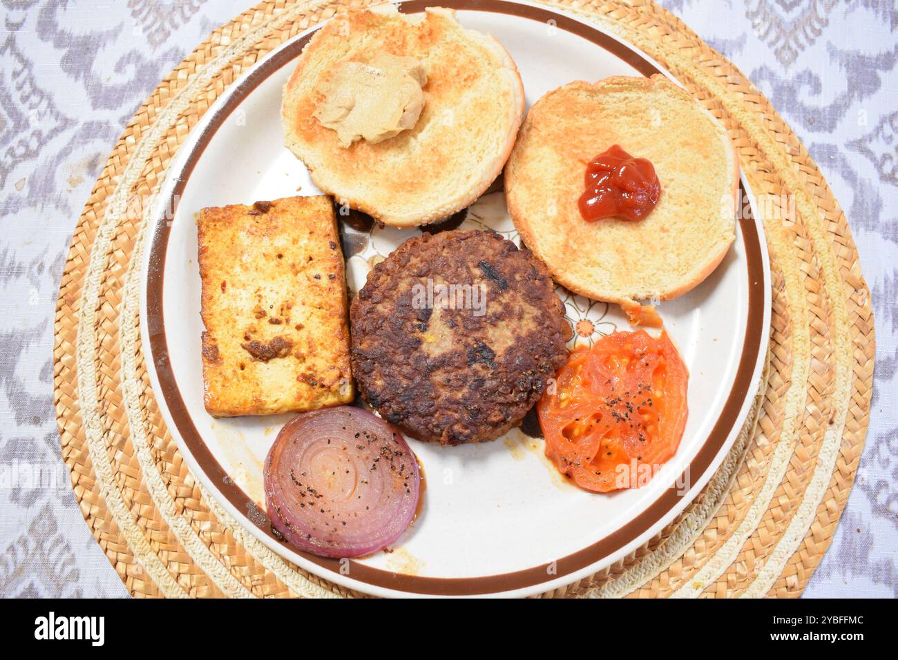 Un delizioso e appagante hamburger a base vegetale con una gustosa polpa di tofu, perfetto per coloro che cercano un'alternativa senza carne. Foto Stock