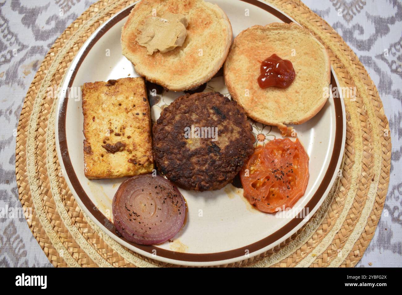 Un delizioso e appagante hamburger a base vegetale con una gustosa polpa di tofu, perfetto per coloro che cercano un'alternativa senza carne. Foto Stock