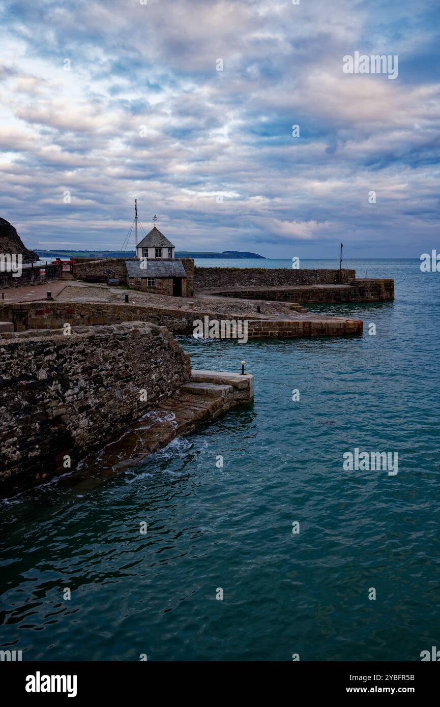 La sera arriva attraverso la baia di St Austell fino a Charlestown Foto Stock