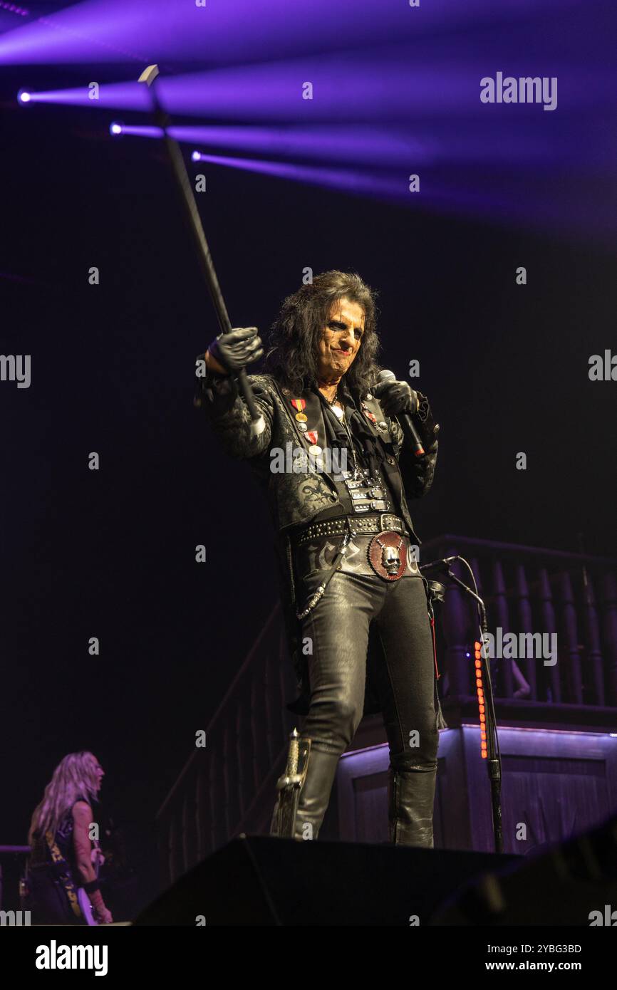 Leeds, Regno Unito - Alice Cooper si esibisce alla First Direct Arena di Leeds il 18 ottobre 2024. Crediti : Jill o'Donnell/Alamy Live News Foto Stock