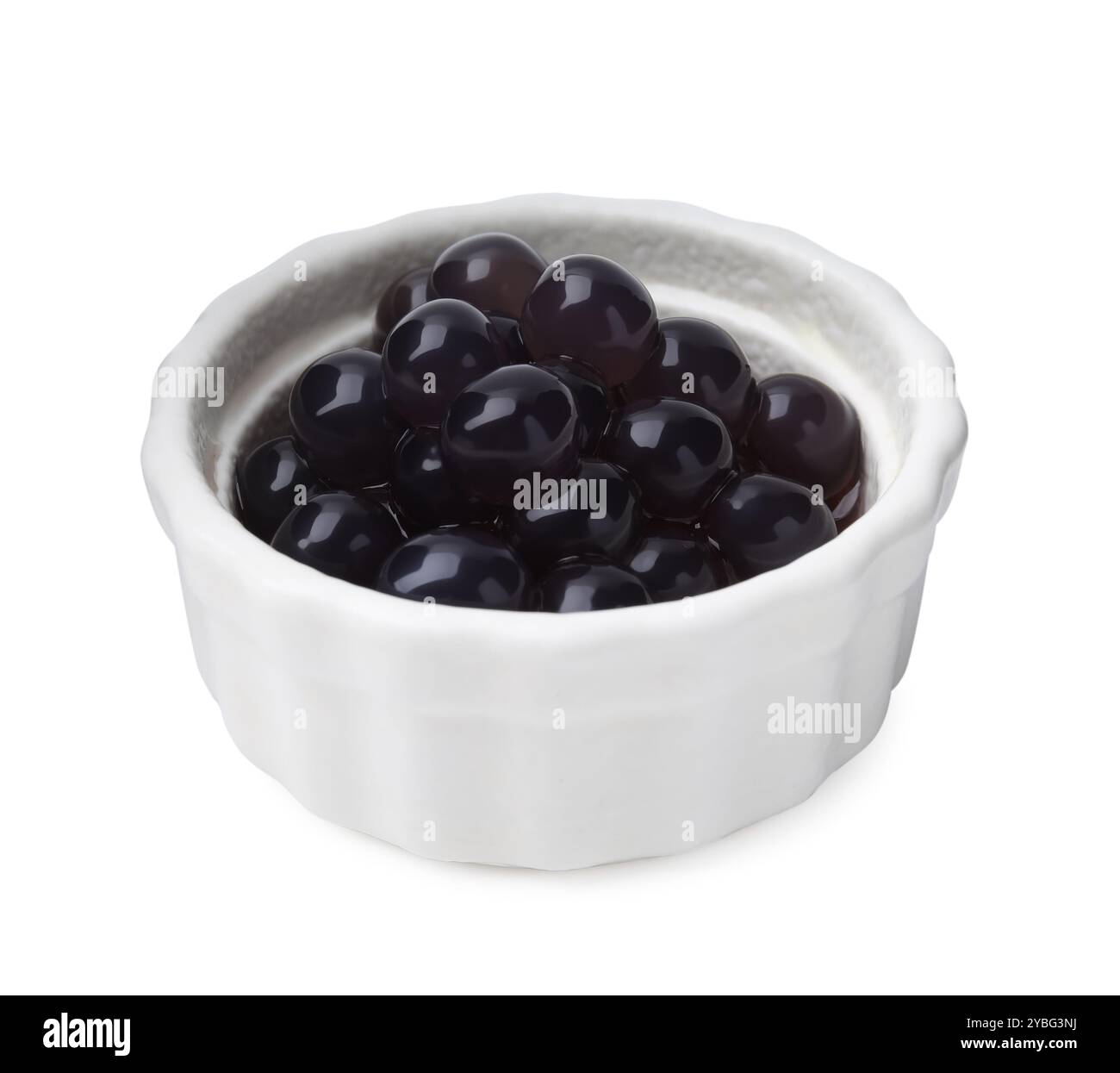Perle di tapioca scure in ciotola isolate su bianco Foto Stock