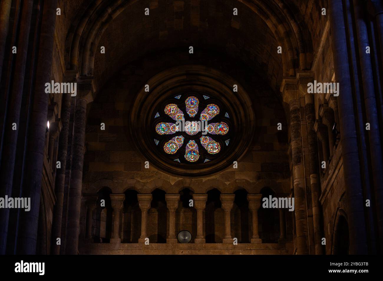 Una vetrata circolare raffigurante la vita di San Vincenzo di Saragossa. Cattedrale di Santa Maria maggiore (sé de Lisboa) a Lisbona, Portogallo. Foto Stock