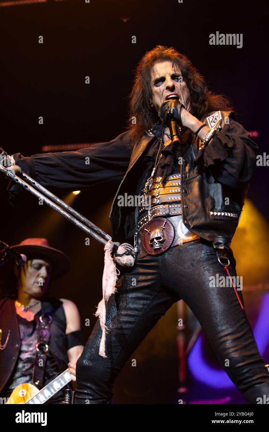 Leeds, Regno Unito - Alice Cooper si esibisce alla First Direct Arena di Leeds il 18 ottobre 2024. Crediti : Jill o'Donnell/Alamy Live News Foto Stock