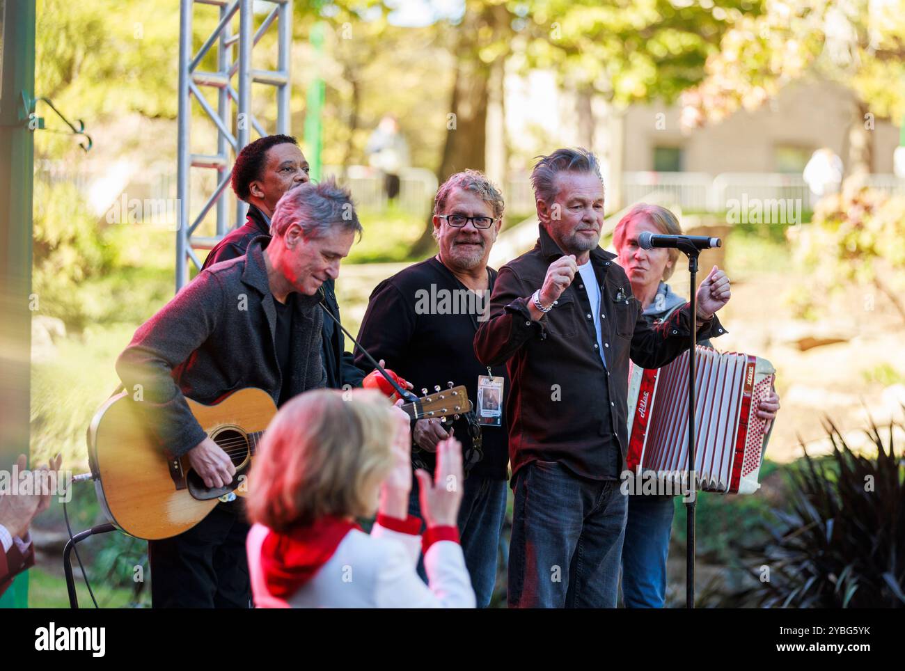 Bloomington, Stati Uniti. 18 ottobre 2024. BLOOMINGTON, INDIANA - 18 OTTOBRE: La rock star e cantautore John Mellencamp partecipa alla cerimonia di inaugurazione della sua statua di bronzo venerdì 18 ottobre 2024 presso l'Indiana University. Mellencamp ha eseguito tre canzoni, poi ha posato per le foto dopo.( Credit: Jeremy Hogan/Alamy Live News Foto Stock