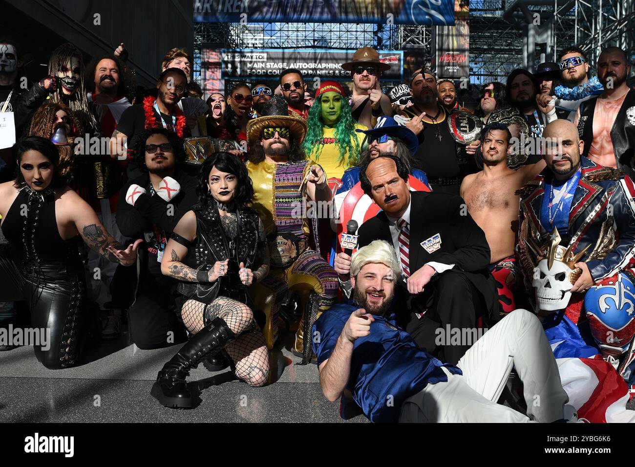 New York, Stati Uniti. 18 ottobre 2024. Un gruppo di persone, alcune vestite da personaggi della World Wrestling Entertainment, posero insieme durante il New York Comic con 2024 tenutosi al Jacob Javits Convention Center, New York, New York, 18 ottobre 2024. (Foto di Anthony Behar/Sipa USA) credito: SIPA USA/Alamy Live News Foto Stock