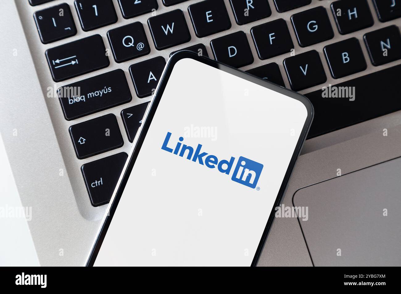 App LinkedIn sullo schermo dello smartphone. Telefono cellulare con un'applicazione di servizi di social network professionale e orientata al business. ROSARIO, ARGENTINA - OCT Foto Stock