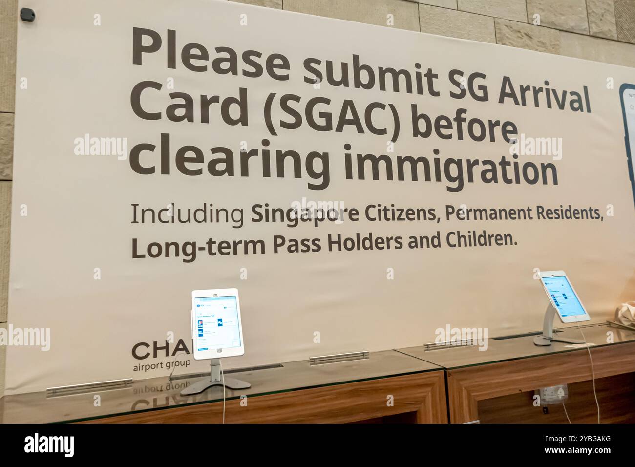 Terminal della carta di arrivo SG Singapore, pad digitale elettronico per l'inserimento delle informazioni sul passeggero di arrivo per il passaggio dell'immigrazione Foto Stock