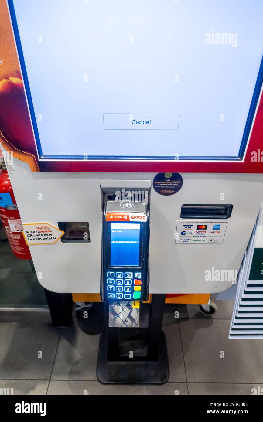 Terminale per il pagamento con carta di credito/debito, McDonald's Tiong Bahru Singapore Foto Stock