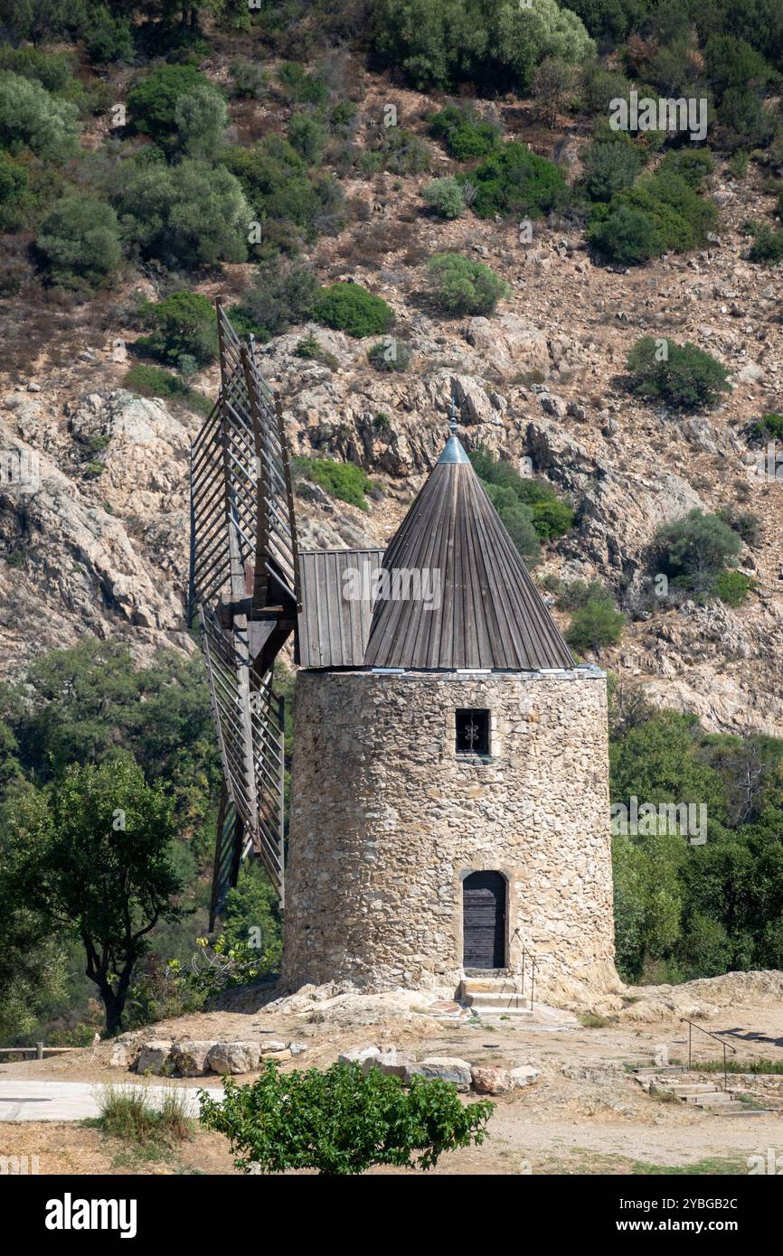 Mulino a vento Saint-Roch in cima a una collina a Massif des Maures, Grimaud, Francia, Europa, Provenza, Riviera francese. Foto Stock