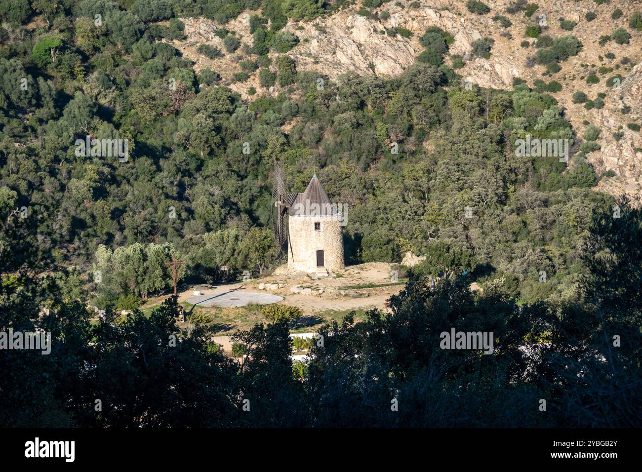 Mulino a vento Saint-Roch in cima a una collina a Massif des Maures, Grimaud, Francia, Europa, Provenza, Riviera francese. Foto Stock