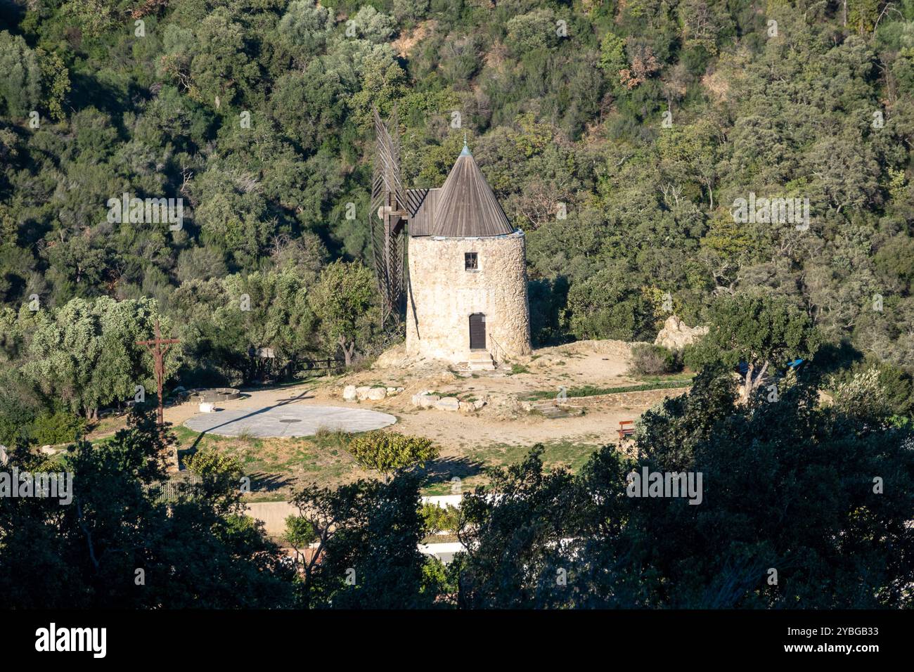 Mulino a vento Saint-Roch in cima a una collina a Massif des Maures, Grimaud, Francia, Europa, Provenza, Riviera francese. Foto Stock