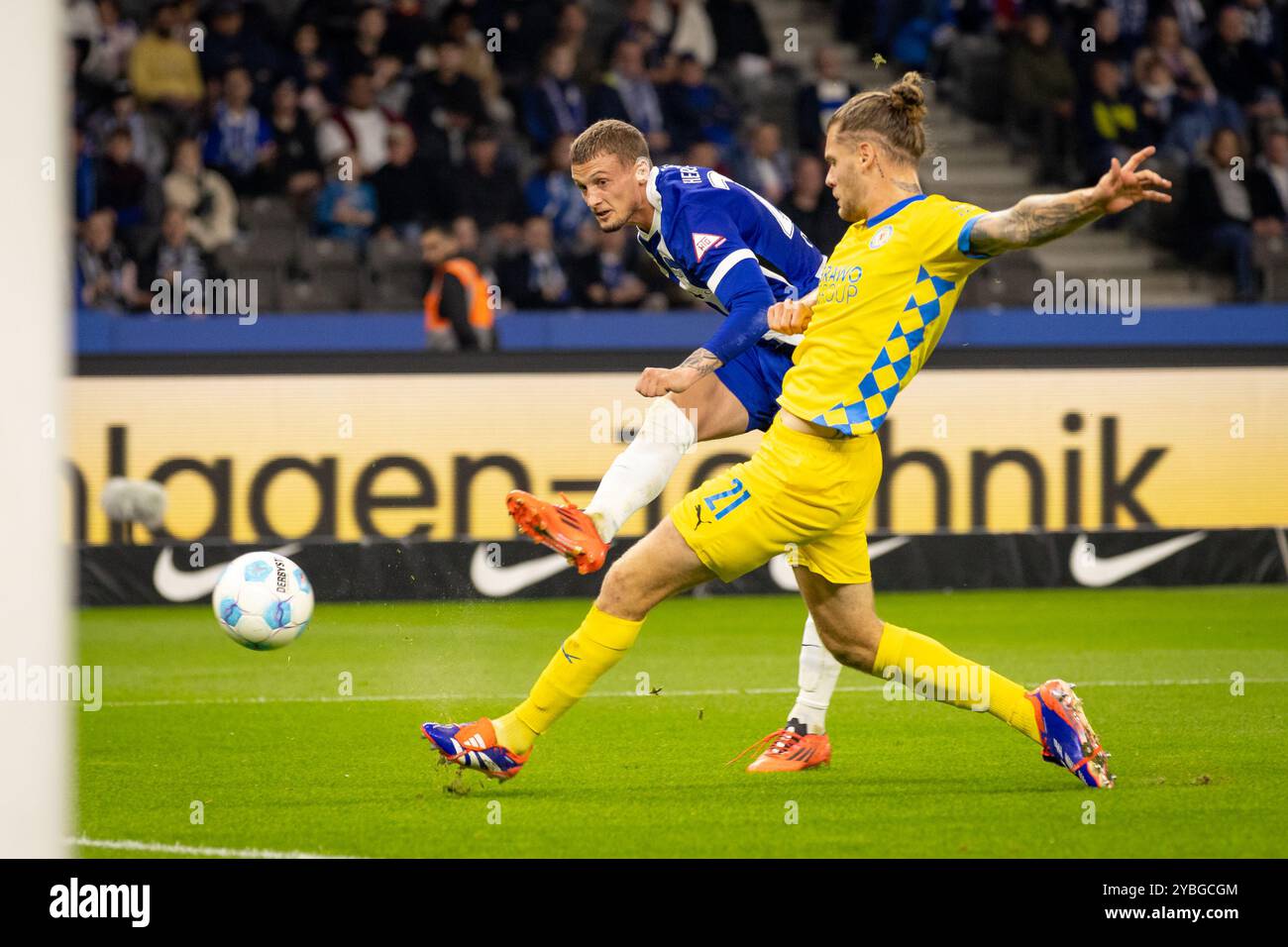 Berlino, Germania. 18 ottobre 2024. Michael Cuisance (27) di Hertha Berlin e Kevin Ehlers (21) di Eintracht Braunschweig visti durante il 2. Partita di Bundesliga tra Hertha Berlin e Eintracht Braunschweig all'Olympiastadion di Berlino. Credito: Gonzales Photo/Alamy Live News Foto Stock