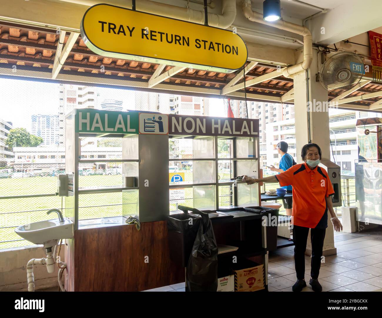 Stazione di restituzione vassoio, halal e non halal, area ristorazione self-service - Berseh Food Centre, Little India, Singapore Foto Stock