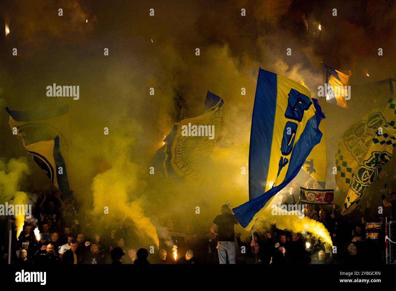 Berlino, Germania. 18 ottobre 2024. I tifosi dell'Eintracht Braunschweig sono stati visti in tribuna durante il 2. Partita di Bundesliga tra Hertha Berlin e Eintracht Braunschweig all'Olympiastadion di Berlino. Credito: Gonzales Photo/Alamy Live News Foto Stock