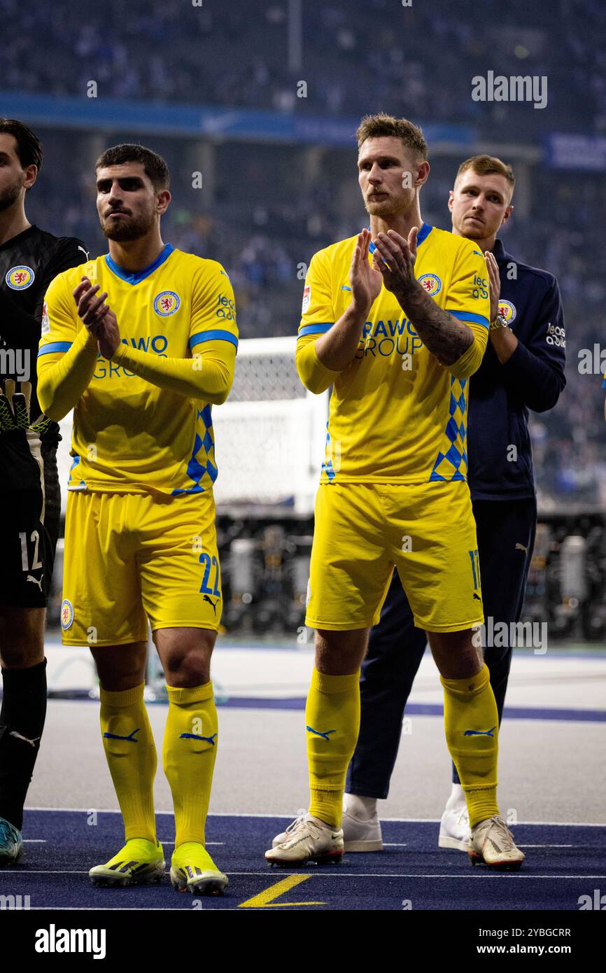 Berlino, Germania. 18 ottobre 2024. Fabio di Michele (22) e Sebastian Polter (17) di Eintracht Braunschweig visti dopo la 2. Partita di Bundesliga tra Hertha Berlin e Eintracht Braunschweig all'Olympiastadion di Berlino. Credito: Gonzales Photo/Alamy Live News Foto Stock