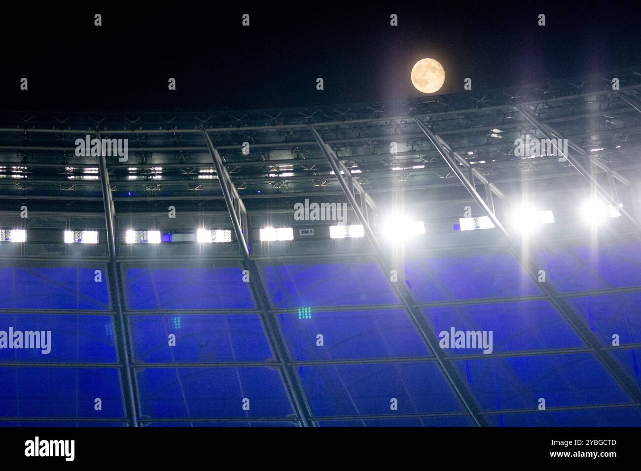 Berlino, Germania. 18 ottobre 2024. Luna piena sull'Olympiastadion durante il 2. Partita di Bundesliga tra Hertha Berlin e Eintracht Braunschweig a Berlino. Credito: Gonzales Photo/Alamy Live News Foto Stock