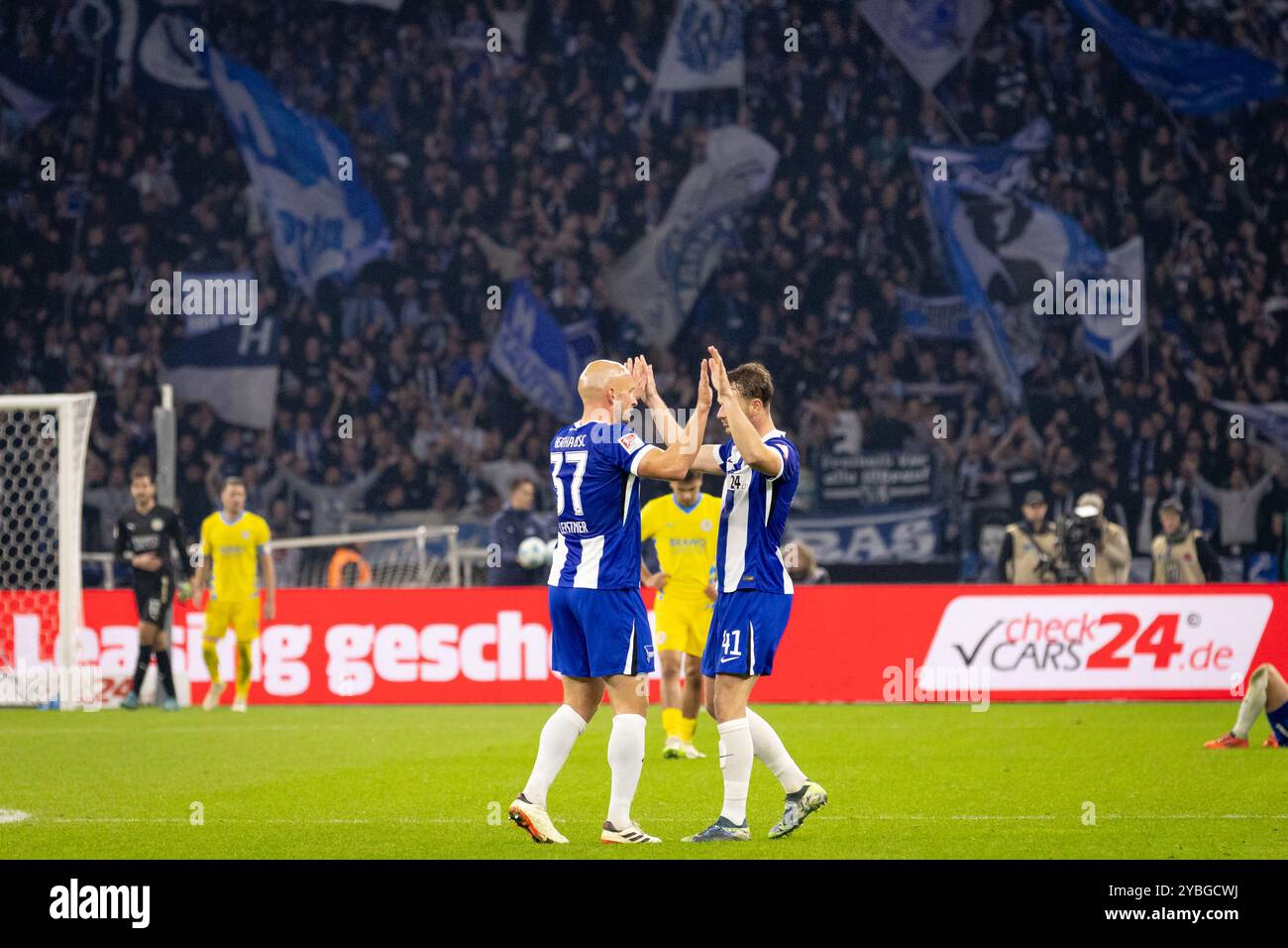 Berlino, Germania. 18 ottobre 2024. Toni Leistner (37) e Pascal Klemens (41) di Hertha Berlin visti durante il 2. Partita di Bundesliga tra Hertha Berlin e Eintracht Braunschweig all'Olympiastadion di Berlino. Credito: Gonzales Photo/Alamy Live News Foto Stock