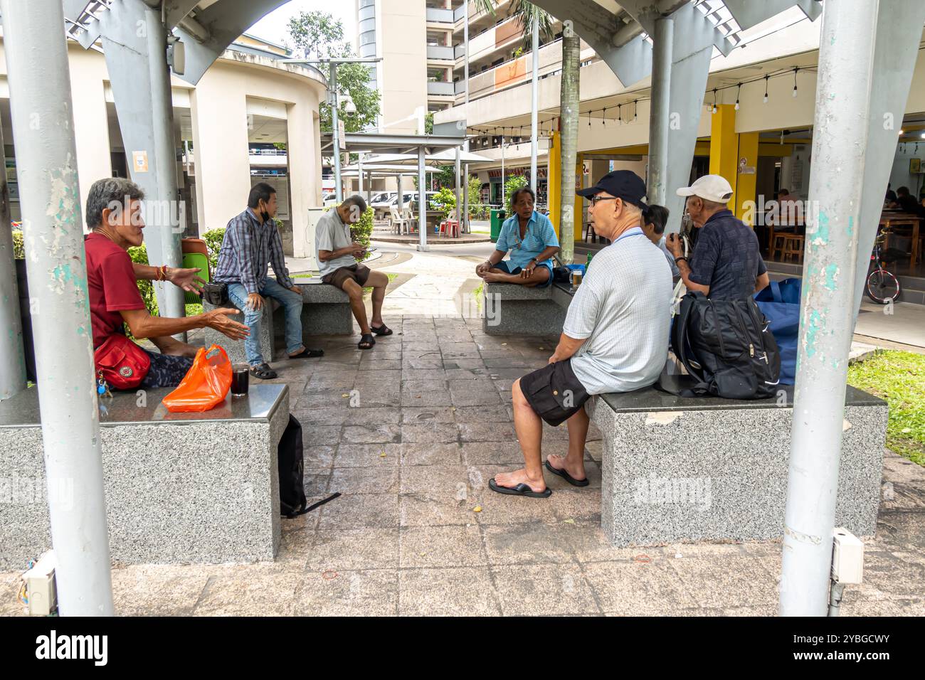 Uomini di mezza età che trascorrono il loro tempo libero nell'area della comunità di Kallang Singapore Foto Stock