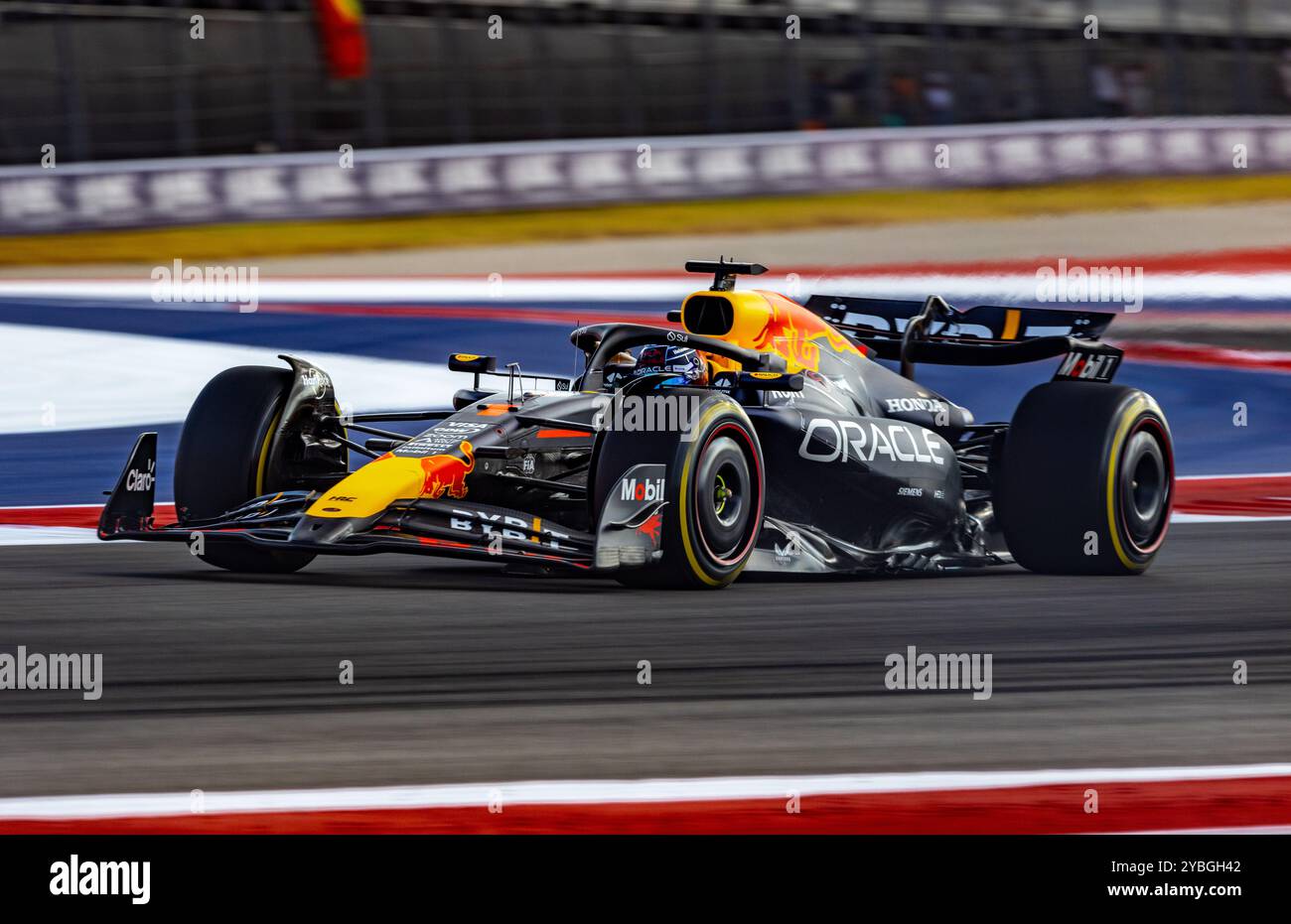 Austin, Texas - 18 ottobre 2024: Max Verstappen, pilota della #18 Oracle Red Bull Racing F1, gareggia nel Gran Premio degli Stati Uniti di Formula 1 Pirelli sul circuito delle Americhe di Austin, Texas. Crediti: Nick Paruch / Alamy Live News Foto Stock