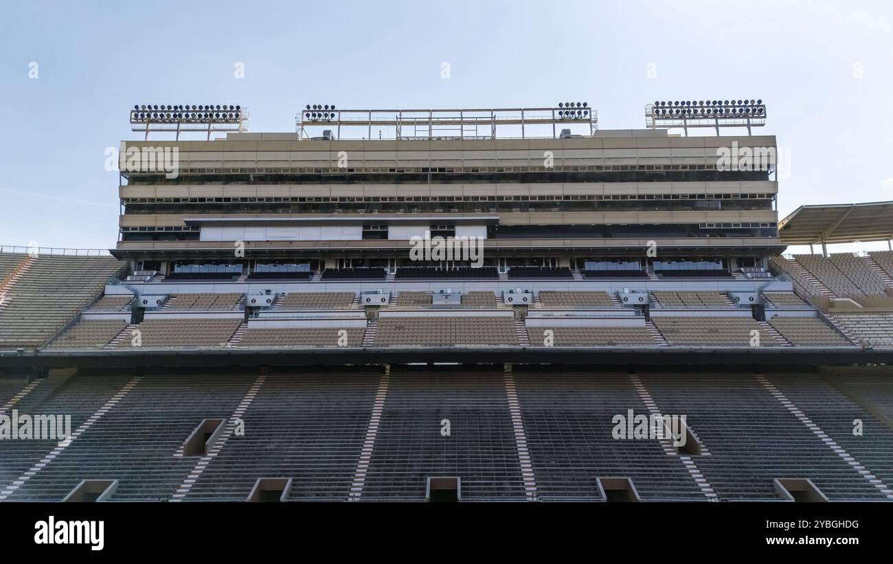 Una vista aerea del Neyland Stadium rivela una struttura imponente e iconica annidata sul fiume Tennessee, con la sua caratteristica forma a ciotola e posti a sedere Foto Stock