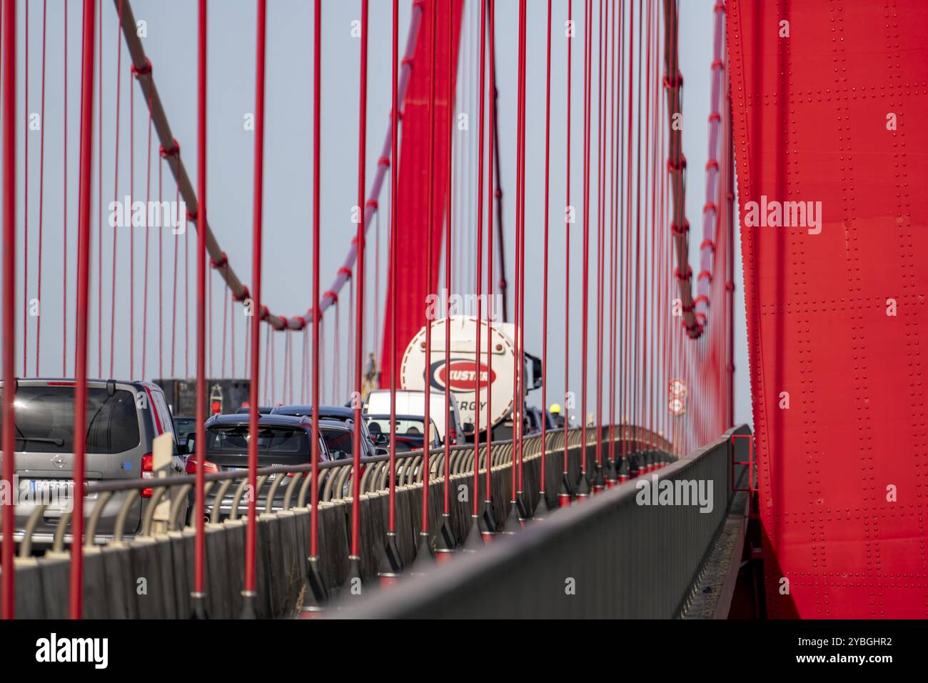 Traffico sul ponte sul Reno Emmerich, strada federale B220, ponte sospeso più lungo della Germania, attualmente in fase di ristrutturazione, danni al ponte, basso Reno, Foto Stock
