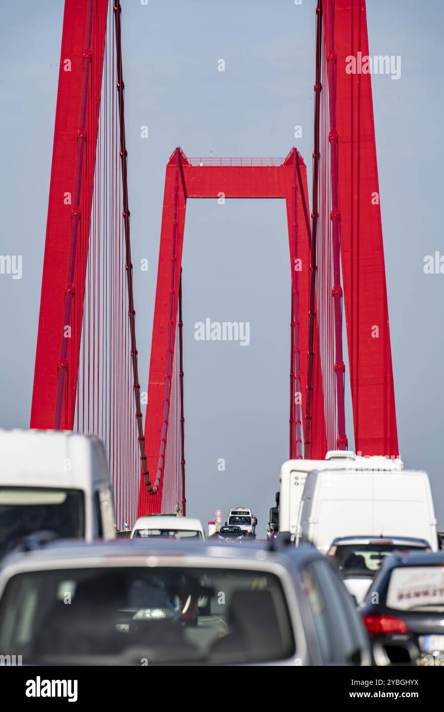 Traffico sul ponte sul Reno Emmerich, strada federale B220, ponte sospeso più lungo della Germania, attualmente in fase di ristrutturazione, danni al ponte, basso Reno, Foto Stock