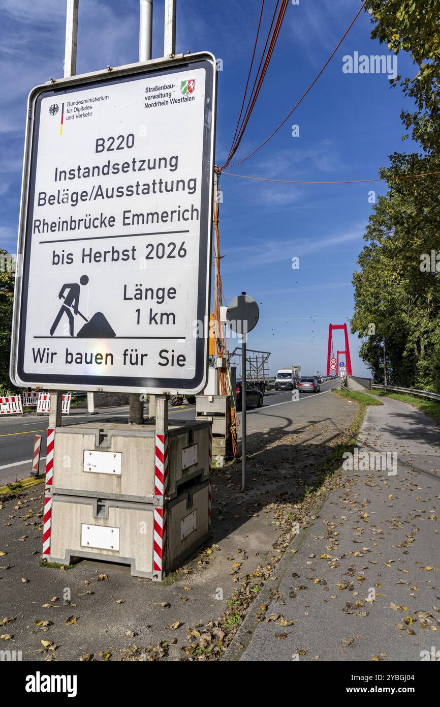 Traffico sul ponte sul Reno Emmerich, strada federale B220, ponte sospeso più lungo della Germania, attualmente in fase di ristrutturazione, danni al ponte, informazioni Foto Stock