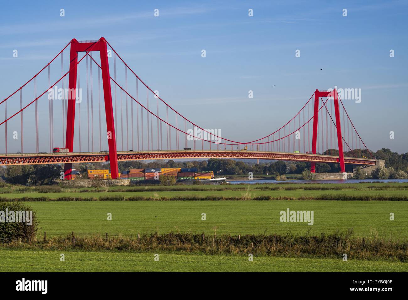 Il ponte Emmerich Rhine, strada federale B220, il ponte sospeso più lungo della Germania, è attualmente in fase di ristrutturazione, danni al ponte, nave cargo per container o Foto Stock