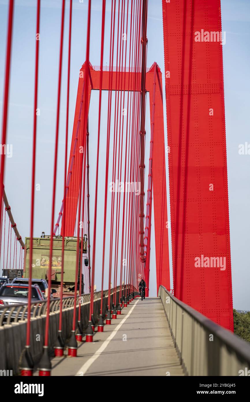 Traffico sul ponte sul Reno Emmerich, strada federale B220, ponte sospeso più lungo della Germania, attualmente in fase di ristrutturazione, danni al ponte, pista ciclabile, L Foto Stock