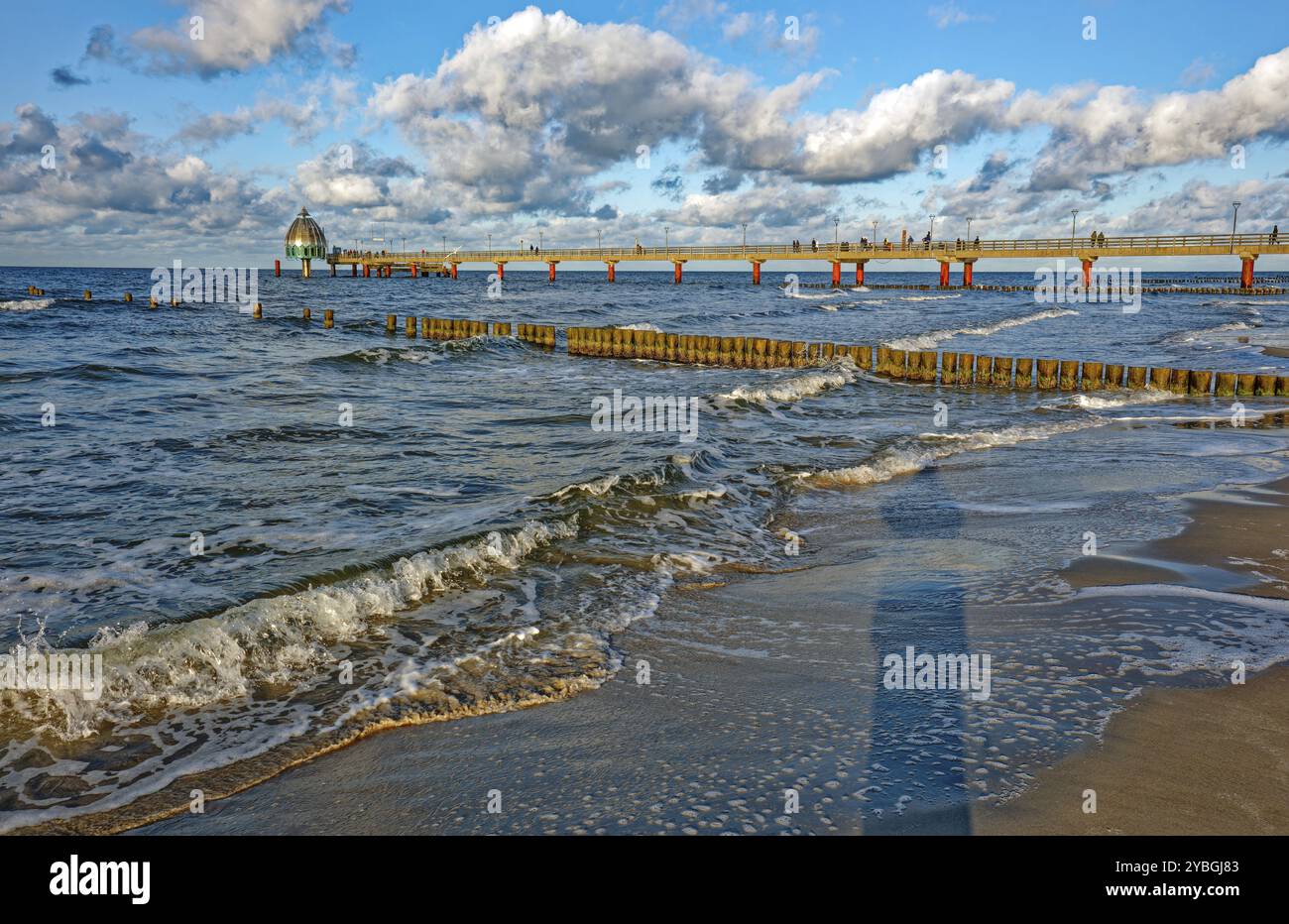 Gondola per immersioni al molo di Zingst, atmosfera nuvolosa e onde, costa del Mar Baltico, Zingst, penisola di Fischland-Darss-Zingst, Meclemburgo-Pomerania occidentale, G Foto Stock