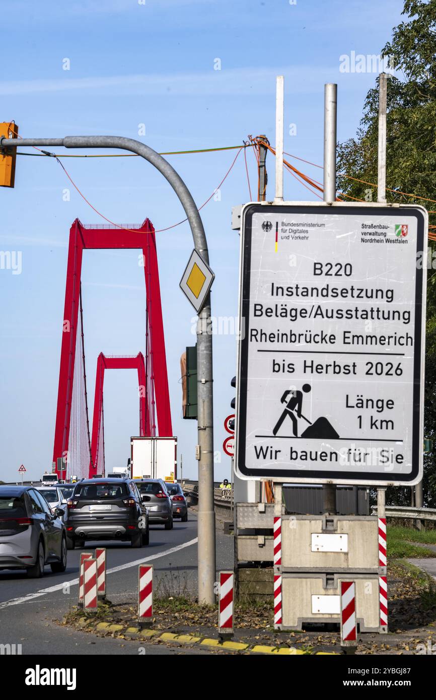 Traffico sul ponte sul Reno Emmerich, strada federale B220, ponte sospeso più lungo della Germania, attualmente in fase di ristrutturazione, danni al ponte, informazioni Foto Stock