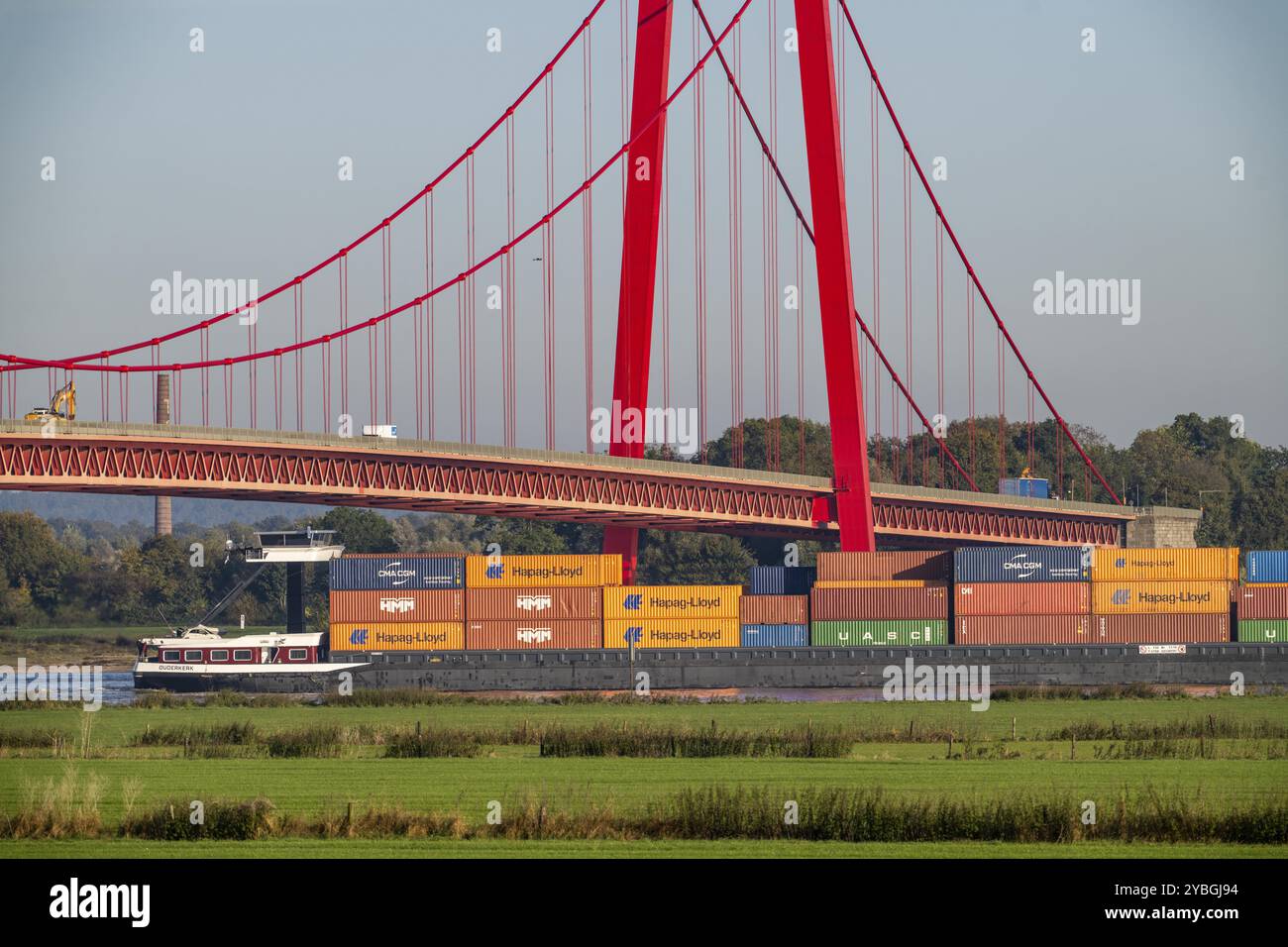 Il ponte Emmerich Rhine, strada federale B220, il ponte sospeso più lungo della Germania, è attualmente in fase di ristrutturazione, danni al ponte, nave cargo per container o Foto Stock