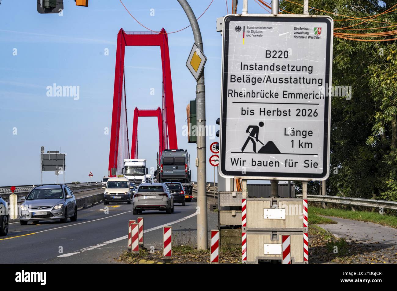 Traffico sul ponte sul Reno Emmerich, strada federale B220, ponte sospeso più lungo della Germania, attualmente in fase di ristrutturazione, danni al ponte, informazioni Foto Stock
