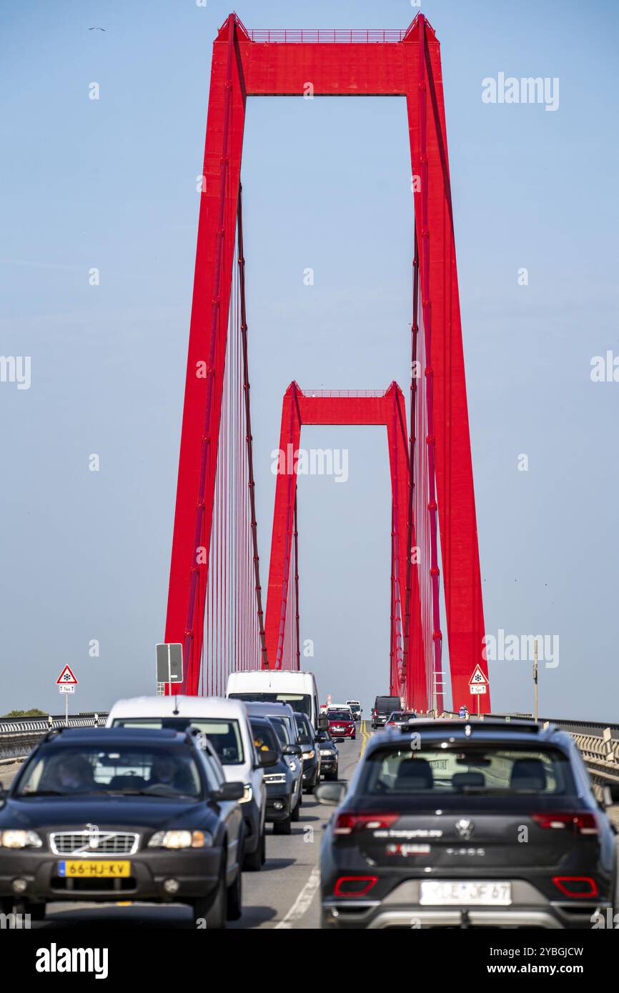 Traffico sul ponte sul Reno Emmerich, strada federale B220, ponte sospeso più lungo della Germania, attualmente in fase di ristrutturazione, danni al ponte, basso Reno, Foto Stock