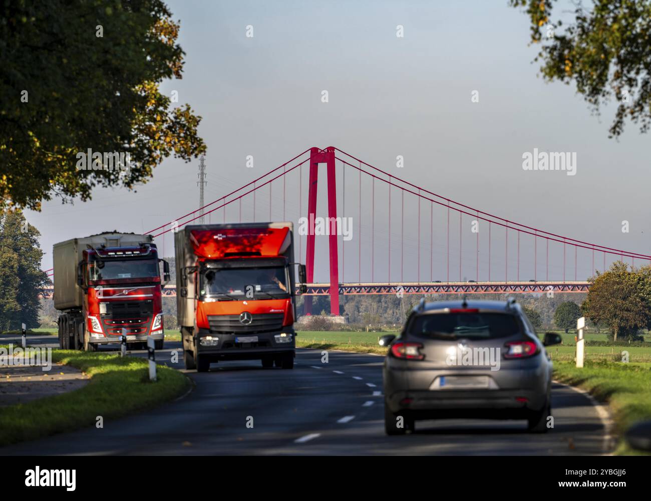 Ponte sul Reno Emmerich, sul basso Reno, riva sinistra del Reno, paesaggio, diga nei pressi di Grieth, Renania settentrionale-Vestfalia, Germania, Europa Foto Stock