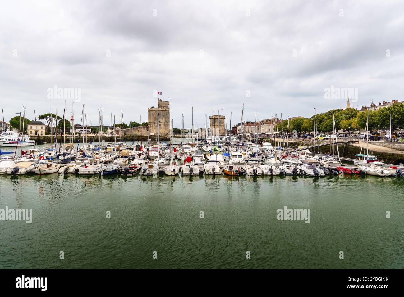 La Rochelle, Francia, 7 agosto 2018: Il vecchio porto. Circondato dalle sue torri medievali, il pittoresco porto è ora fiancheggiato da ristoranti di pesce e. Foto Stock
