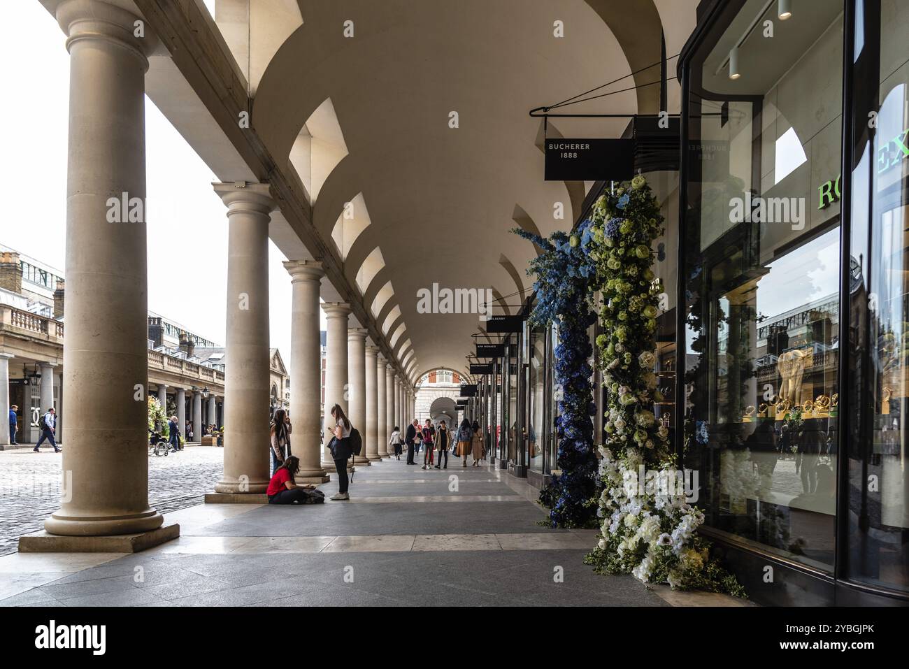 Londra, Regno Unito, 15 maggio 2019: Vista del colonnato della Royal Opera House nell'area di Covent Garden. Covent Garden è rinomata per la sua lussuosa moda e bellezza Foto Stock