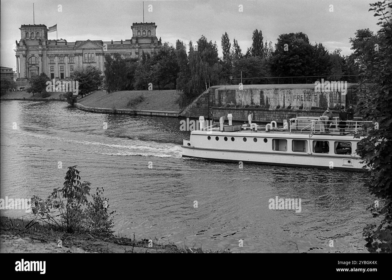 Germania, Berlino, 19.10.1991, Spreebogen con barca da escursione, vista dalla torre di confine, vista del Reichstag, Europa Foto Stock