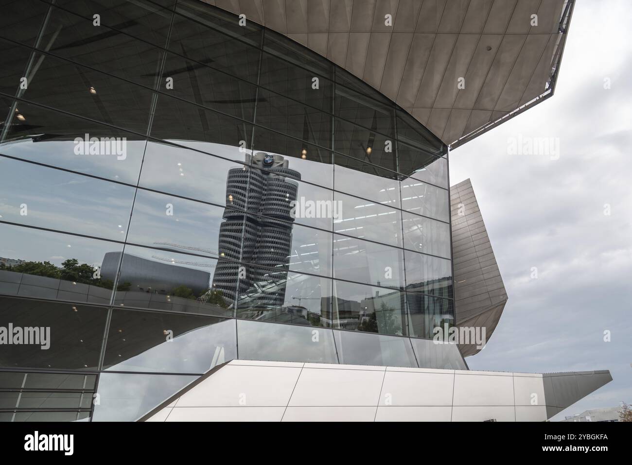 Monaco di Baviera, Germania, 3 agosto 2017: Immagine esterna della BMW Welt a Monaco. Si tratta di un centro espositivo polifunzionale utilizzato per riunioni ed eventi promozionali Foto Stock