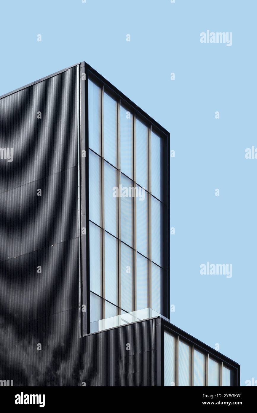 New York City, USA, 20 giugno 2018: Vista dall'angolo basso dell'edificio della galleria d'arte moderna a Bowery nell'East Village di Manhattan. Da sotto contro blu piatto Foto Stock