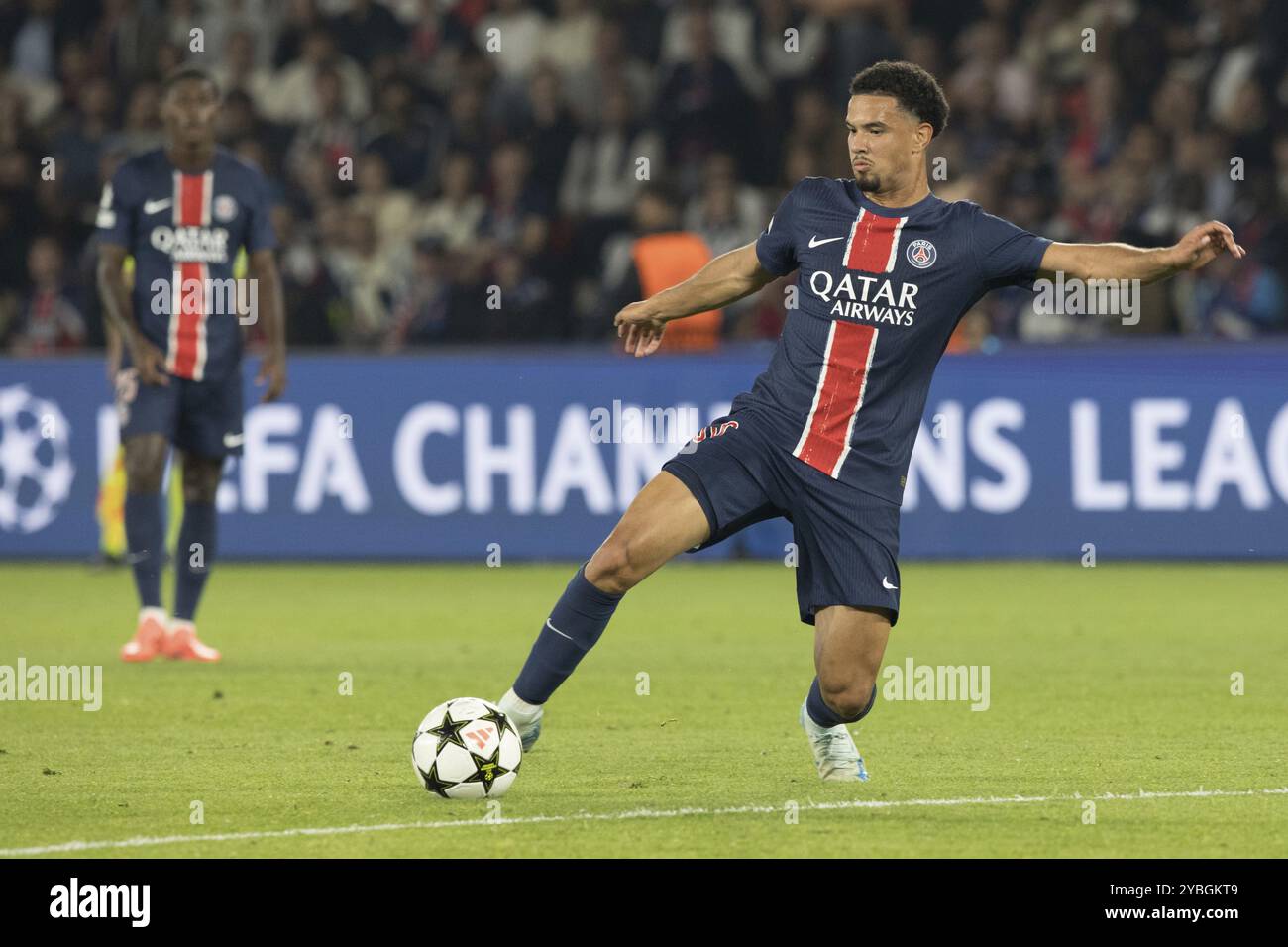 Partita di calcio, Warren ZAIRE-EMERY Paris Saint Germain sul pallone, stadio di calcio Parc des Princes, Parigi Foto Stock