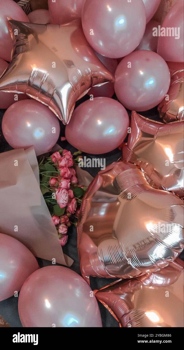 elegante sfondo per feste di compleanno con palloncini a forma di stella rosa e cuore e fiori rosa Foto Stock