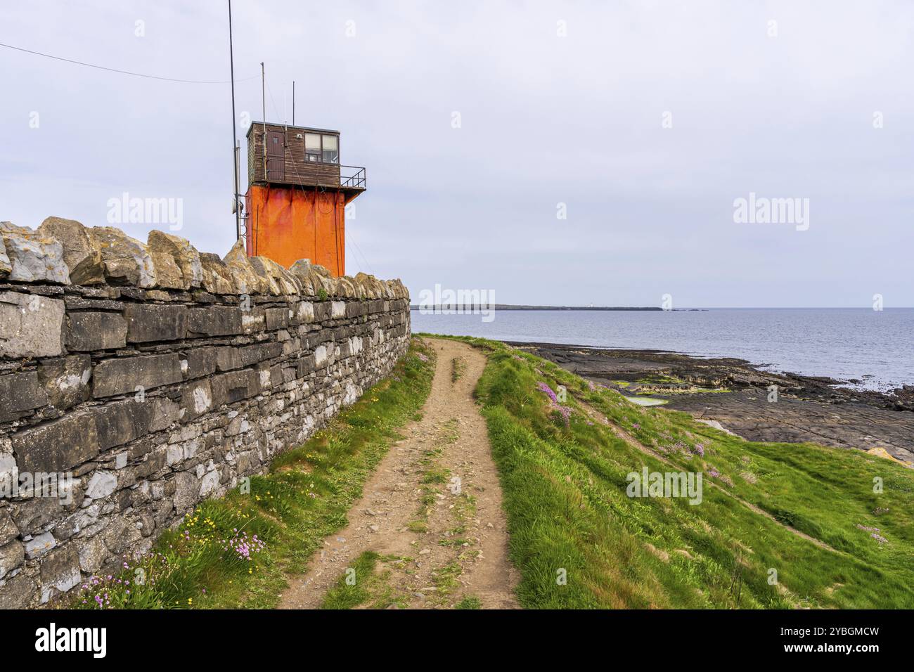 La Scarlett Point Tower sulle rive del Mare d'Irlanda a Scarlett, Rushen, Isola di Man, Europa Foto Stock