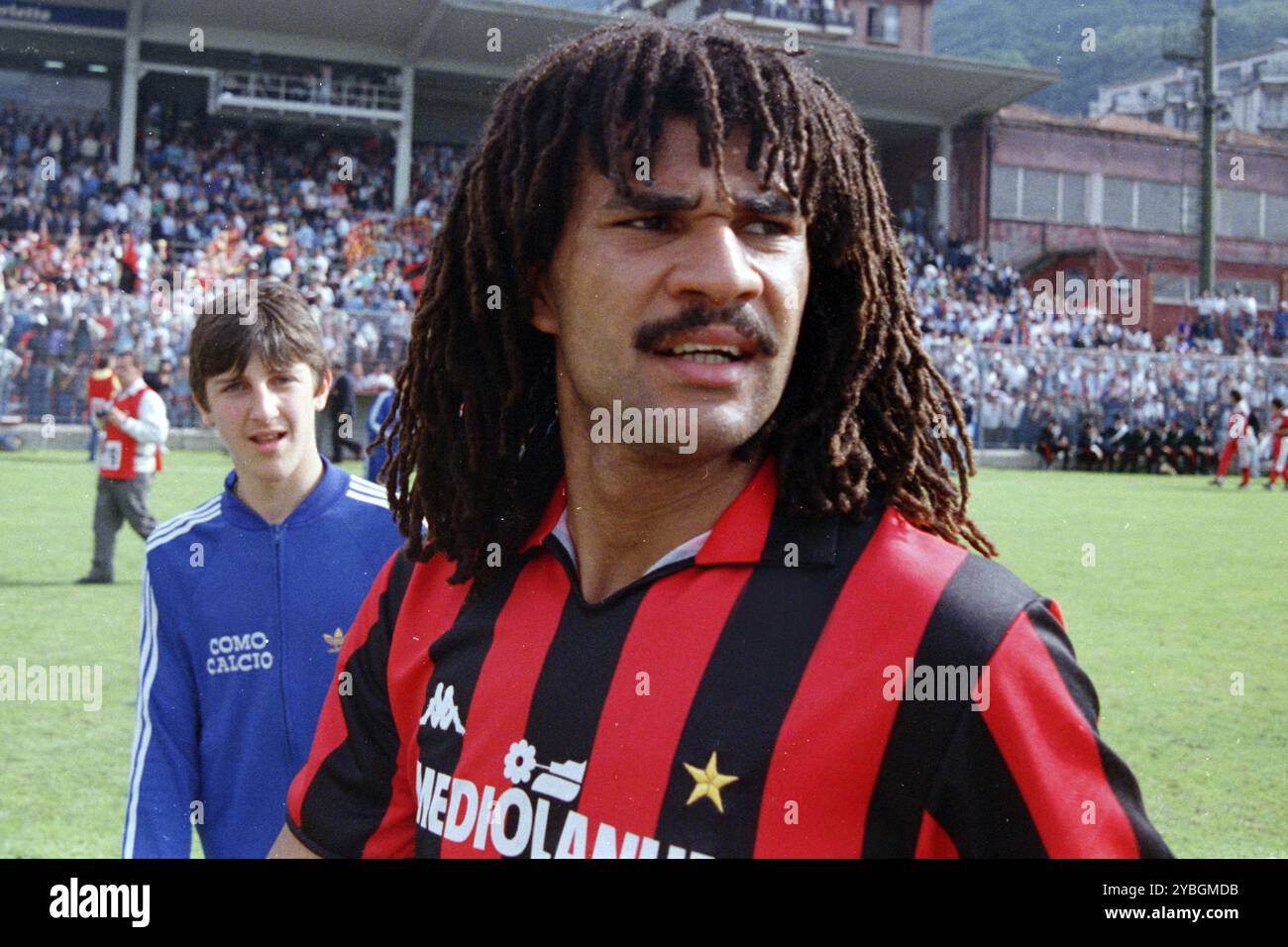 Partita di calcio, internazionale olandese Ruud GULLIT AC Milan Potrait foto davanti alla partita in campo, sullo sfondo un Como calcio ball boy, S. Foto Stock